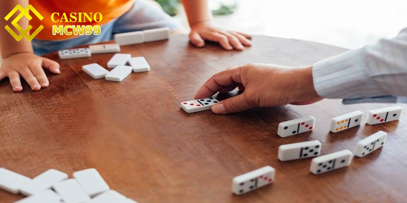 Cách chơi Domino chi tiết đến từ chuyên gia từ A - Z 4 Người đầu tiên đánh hết tất cả quân và nhận được phần thưởng gấp 3 lần số tiền